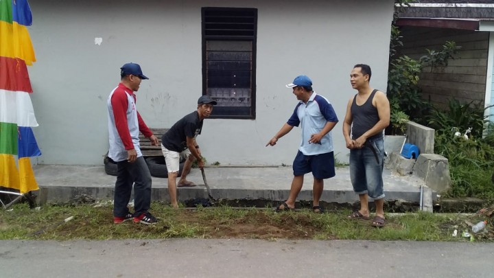 Kerja Bakti di hari Minggu, 25-08-2019 di lingkungan RT.08,09,10,12 Karang Anyar yg dihadiri Babinsa dan Babinkamtibmas Karang Anyar