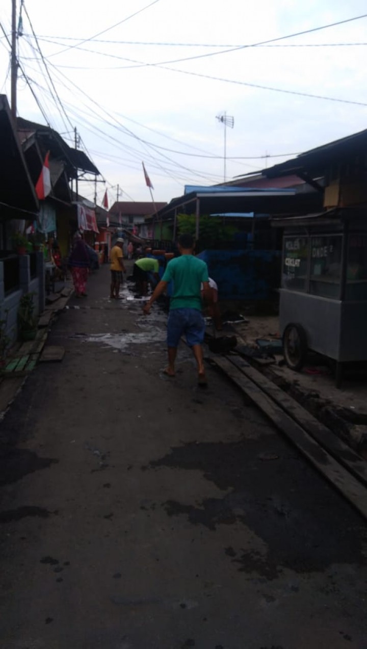 Kerja Bakti di hari Minggu, 25-08-2019 di lingkungan RT.08,09,10,12 Karang Anyar yg dihadiri Babinsa dan Babinkamtibmas Karang Anyar