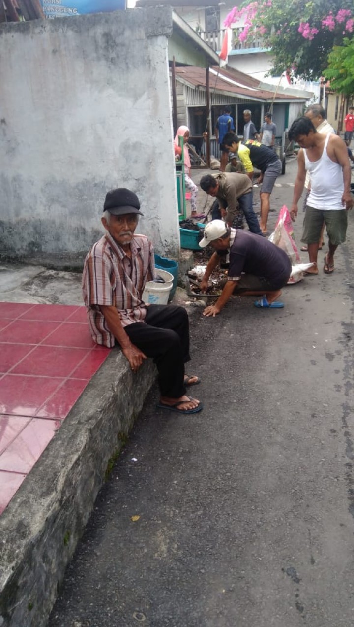 Kerja Bakti di hari Minggu, 25-08-2019 di lingkungan RT.08,09,10,12 Karang Anyar yg dihadiri Babinsa dan Babinkamtibmas Karang Anyar