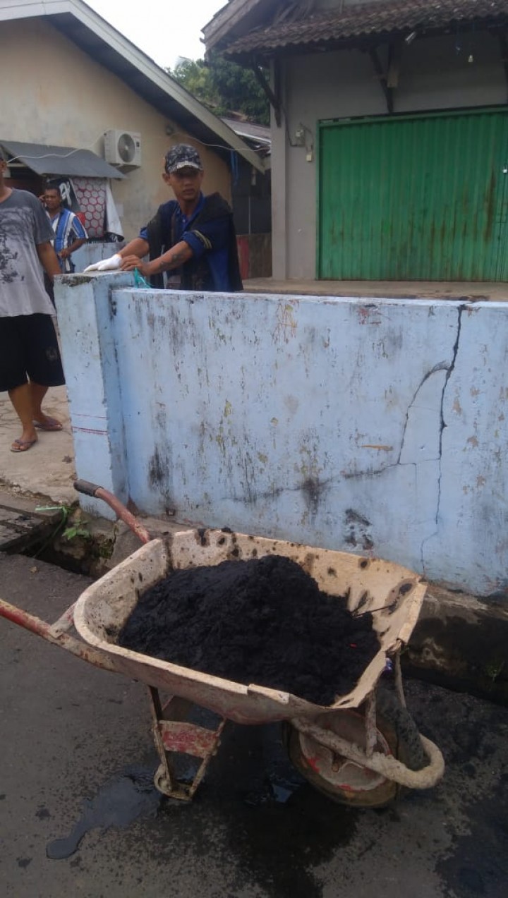 Kerja Bakti di hari Minggu, 25-08-2019 di lingkungan RT.08,09,10,12 Karang Anyar yg dihadiri Babinsa dan Babinkamtibmas Karang Anyar
