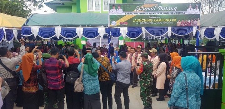 17 Oktober 2019 ... Launching Kampung KB Se-Kecamatan Sungai Kunjang oleh Walikota Samarinda Bpk. H. Syaharie Jaang,S.H.,M.Si di Kantor Kec. Sungai Kunjang yang dihadiri oleh Lurah Pt Lurah Kel. Karang Anyar Bpk. Samsaimun R, SE