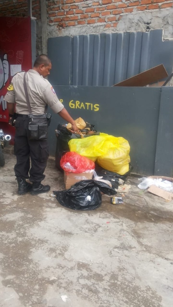 16 Oktober 2019 ... Peninjauan Lapangan oleh Kasi Pemerintah dan Trantib, Kasi Ekobang serta Babinsa, Bhabinkamtibmas dan satpol PP Kel. Karang Anyar, Terkait laporan warga mengenai masalah kebersihan di Jl. Cendana RT 12.