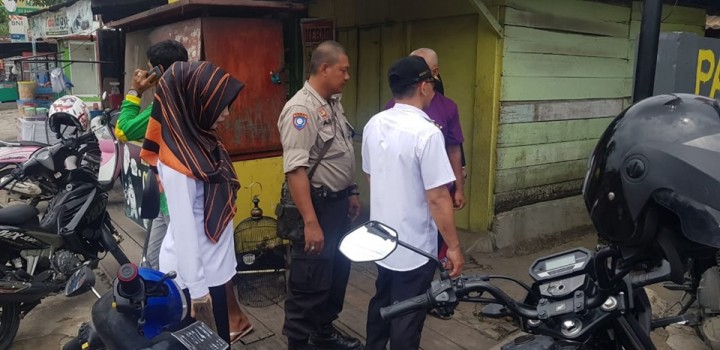 16 Oktober 2019 ... Peninjauan Lapangan oleh Kasi Pemerintah dan Trantib, Kasi Ekobang serta Babinsa, Bhabinkamtibmas dan satpol PP Kel. Karang Anyar, Terkait laporan warga mengenai masalah kebersihan di Jl. Cendana RT 12.