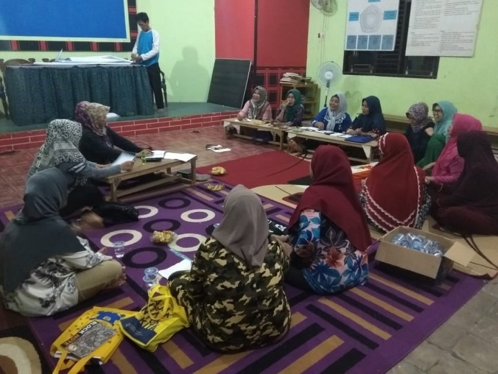 04 Desember 2019, Pertemuan Kader Tp. PKK Kel. Karang Anyar di balai LPM Kel. Karang Anyar yang dihadiri oleh Lurah Karang Anyar Bpk. Mochammad Erlan, SE beserta Ketua Tp. PKK Kel. Karang Anyar Ibu SUPIYAH, SE