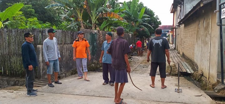 08 Desember 2019 ... Gotong royong di Jalan Kahoi 6 RT 28 yang dihadiri oleh Lurah Karang Anyar, beserta Sekretaris Lurah, Kasi Pemeirntahan, Kasi Ekobang dan LH, Babinsa dan Staf Kel. Kelurahan Karang Anyar