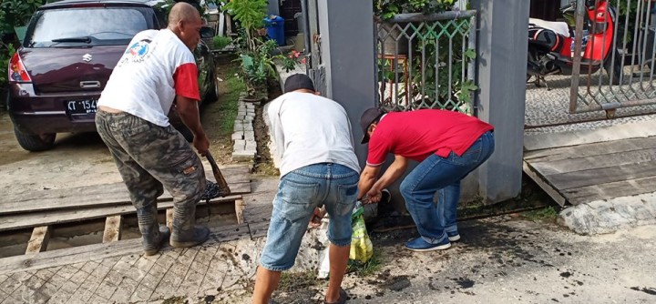 08 Desember 2019 ... Gotong royong di Jalan Kahoi 6 RT 28 yang dihadiri oleh Lurah Karang Anyar, beserta Sekretaris Lurah, Kasi Pemeirntahan, Kasi Ekobang dan LH, Babinsa dan Staf Kel. Kelurahan Karang Anyar