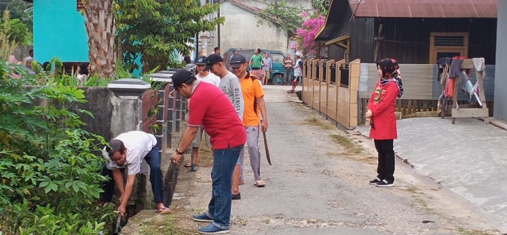 08 Desember 2019 ... Gotong royong di Jalan Kahoi 6 RT 28 yang dihadiri oleh Lurah Karang Anyar, beserta Sekretaris Lurah, Kasi Pemeirntahan, Kasi Ekobang dan LH, Babinsa dan Staf Kel. Kelurahan Karang Anyar