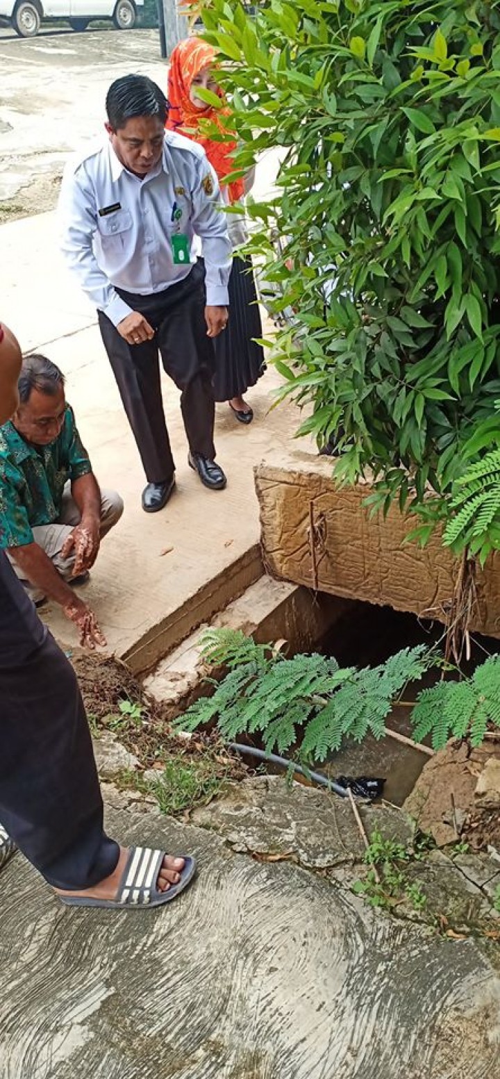 Peninjauan Lapangan di wilayah Karang Anyar terkait musibah banjir dan longsor akibat curah hujan tinggi oleh Lurah