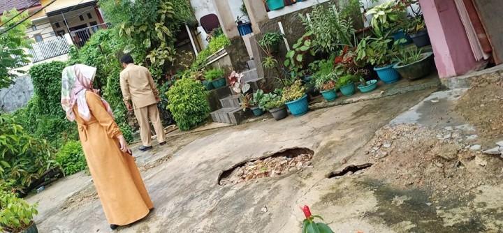 Peninjauan Lapangan di wilayah Karang Anyar terkait musibah banjir dan longsor akibat curah hujan tinggi oleh Lurah