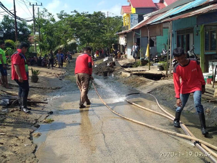 Kegiatan kerja bakti di Wilayah Jalan Kelapa Gading Karang Anyar pada tanggal 18 & 19 Januari 2020 di hadiri Lurah Karang Anyar beserta staf dan unsur Kelurahan.