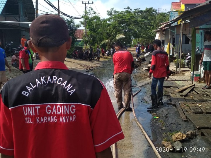 Kegiatan kerja bakti di Wilayah Jalan Kelapa Gading Karang Anyar pada tanggal 18 & 19 Januari 2020 di hadiri Lurah Karang Anyar beserta staf dan unsur Kelurahan.