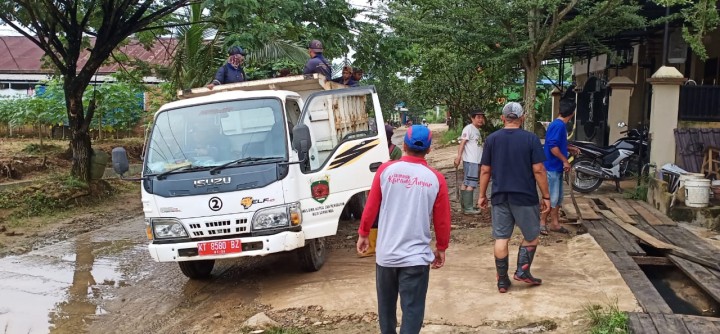 Kegiatan kerja bakti di Wilayah Jalan Kelapa Gading Karang Anyar pada tanggal 18 & 19 Januari 2020 di hadiri Lurah Karang Anyar beserta staf dan unsur Kelurahan.