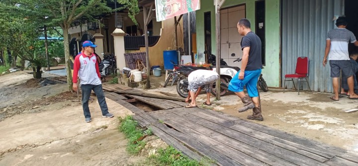 Kegiatan kerja bakti di Wilayah Jalan Kelapa Gading Karang Anyar pada tanggal 18 & 19 Januari 2020 di hadiri Lurah Karang Anyar beserta staf dan unsur Kelurahan.