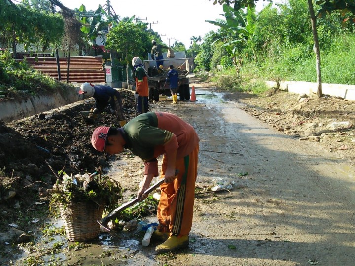 Kegiatan kerja bakti di Wilayah Jalan Kelapa Gading Karang Anyar pada tanggal 18 & 19 Januari 2020 di hadiri Lurah Karang Anyar beserta staf dan unsur Kelurahan.