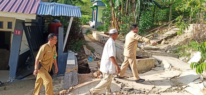 20 Januari 2020, Peninjauan lapangan Oleh Lurah beserta Pihak dari Kec. Sungai Kunjang untuk melihat kondisi longsor yang ada di Jl. Kelapa Gading Gg. ramadhan RT 37 yang dilanjutkan dengan rapat bersama para korban musibah tersebut.