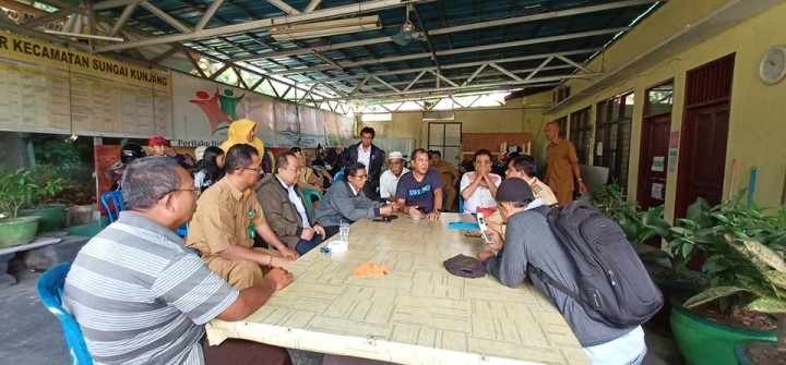 20 Januari 2020, Peninjauan lapangan Oleh Lurah beserta Pihak dari Kec. Sungai Kunjang untuk melihat kondisi longsor yang ada di Jl. Kelapa Gading Gg. ramadhan RT 37 yang dilanjutkan dengan rapat bersama para korban musibah tersebut.