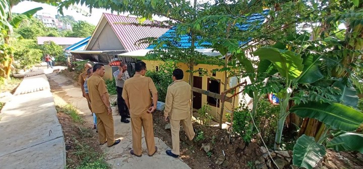 20 Januari 2020, Peninjauan lapangan Oleh Lurah beserta Pihak dari Kec. Sungai Kunjang untuk melihat kondisi longsor yang ada di Jl. Kelapa Gading Gg. ramadhan RT 37 yang dilanjutkan dengan rapat bersama para korban musibah tersebut.
