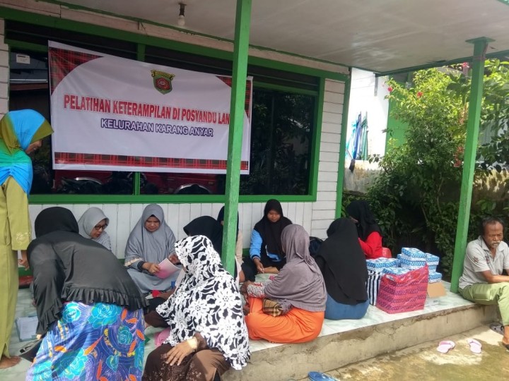 10 Februari 2020 ... Kunjungan Ketua TP. PKK Kel. Karang Anyar & Kasi Kesra beserta Staf pada Kegiatan Posyandu Lansia Warga Sehati RT 14 Kel. Karang Anyar