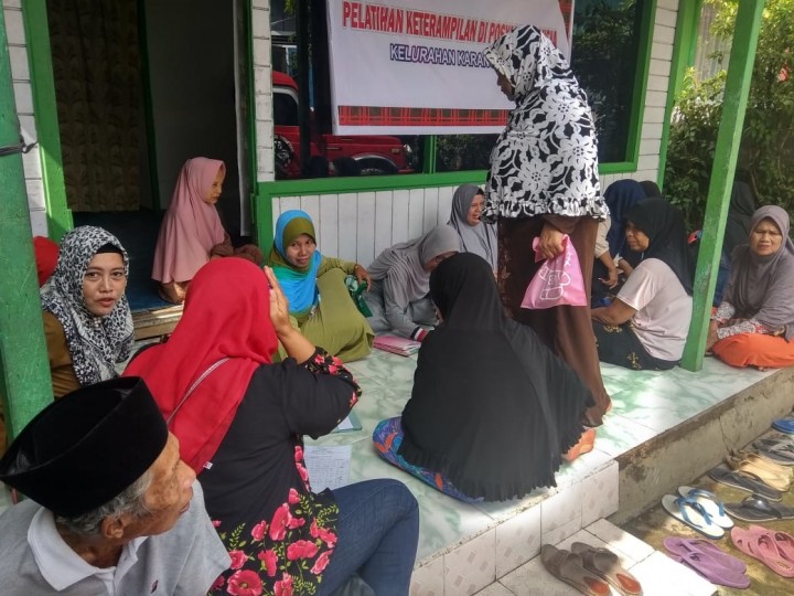 10 Februari 2020 ... Kunjungan Ketua TP. PKK Kel. Karang Anyar & Kasi Kesra beserta Staf pada Kegiatan Posyandu Lansia Warga Sehati RT 14 Kel. Karang Anyar