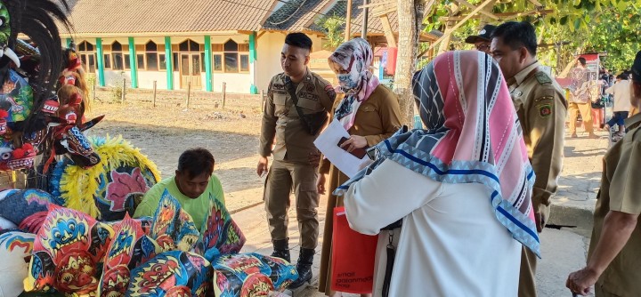 27 Februari 2020, Kegiatan Pendataan dan Pembinaan PKL di sepanjang Jalan Ulin RT.014 (Belakang Islamic Center) bersama Staf dan Babinkamtibmas Karang Anyar