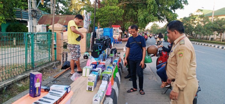 27 Februari 2020, Kegiatan Pendataan dan Pembinaan PKL di sepanjang Jalan Ulin RT.014 (Belakang Islamic Center) bersama Staf dan Babinkamtibmas Karang Anyar