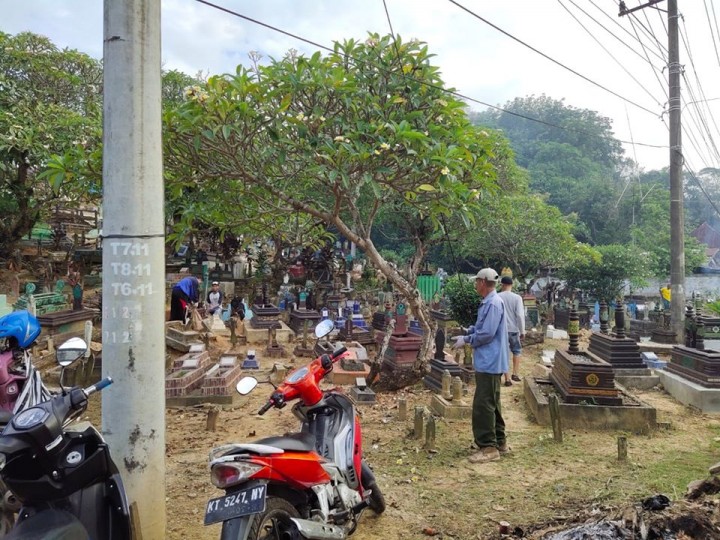 15 Maret 2020 .... Kegiatan Gotong royong bersama membersihkan kuburan muslimin gunung pengah Jl. Tengkawang RT 15 Kel. Karang Anyar