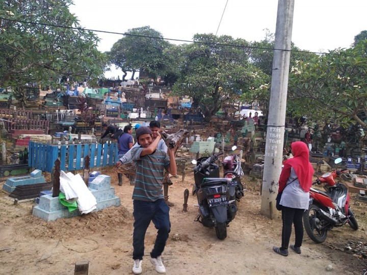 15 Maret 2020 .... Kegiatan Gotong royong bersama membersihkan kuburan muslimin gunung pengah Jl. Tengkawang RT 15 Kel. Karang Anyar