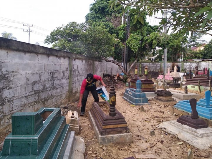 15 Maret 2020 .... Kegiatan Gotong royong bersama membersihkan kuburan muslimin gunung pengah Jl. Tengkawang RT 15 Kel. Karang Anyar