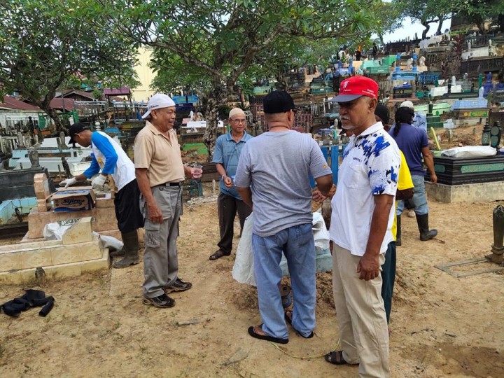 15 Maret 2020 .... Kegiatan Gotong royong bersama membersihkan kuburan muslimin gunung pengah Jl. Tengkawang RT 15 Kel. Karang Anyar