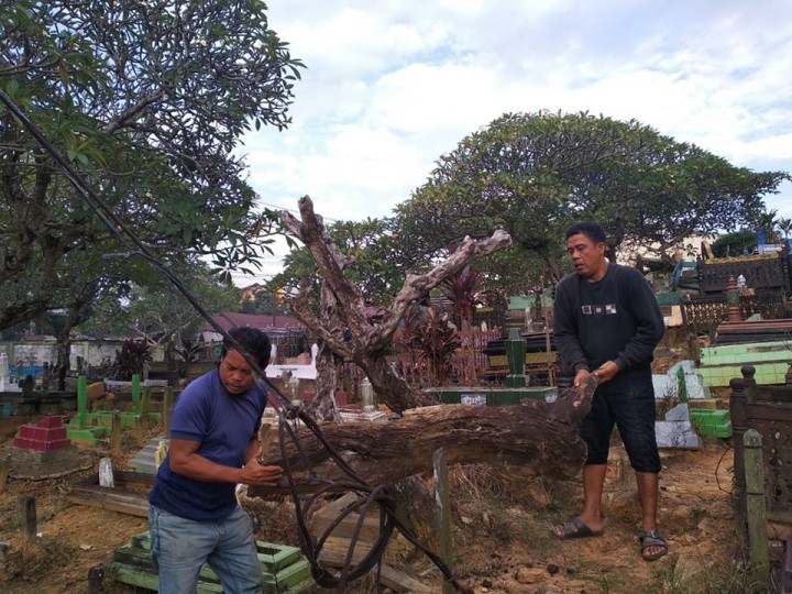 15 Maret 2020 .... Kegiatan Gotong royong bersama membersihkan kuburan muslimin gunung pengah Jl. Tengkawang RT 15 Kel. Karang Anyar