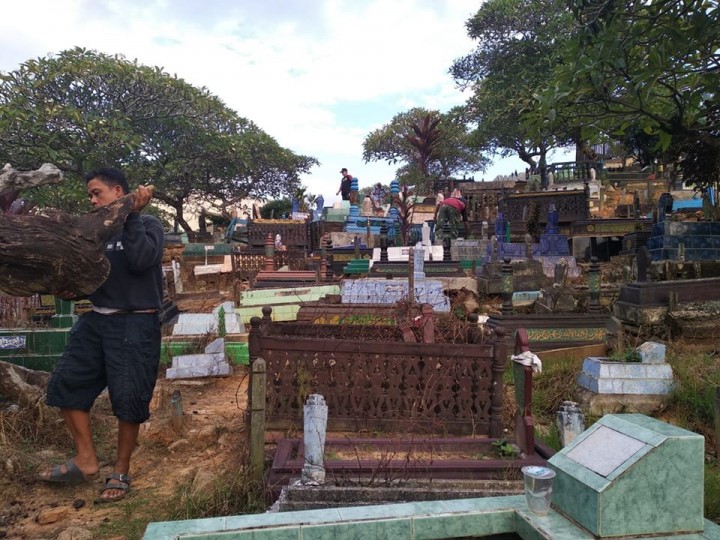 15 Maret 2020 .... Kegiatan Gotong royong bersama membersihkan kuburan muslimin gunung pengah Jl. Tengkawang RT 15 Kel. Karang Anyar