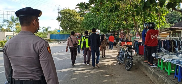28 Maret 2020 pelaksanaan himbauan kepada para PKL di jalan cendana terkait virus Corona dan pembagian selebaran himbauan dari Kapolri
