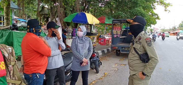28 Maret 2020 pelaksanaan himbauan kepada para PKL di jalan cendana terkait virus Corona dan pembagian selebaran himbauan dari Kapolri