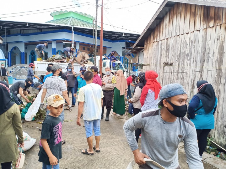 26 Juli 2020, Kegitan Gotong royong di RT 31 dan semenisasi di RT 28 Kel. Karang Anyar  yg dihadiri oleh Lurah Karang Anyar bersama Kasi Ekobang dan Lh dan juga staf serta Bhabinkamtibmas Kel. Karang Anyar