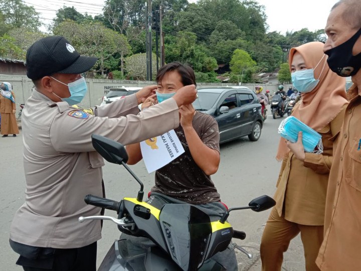 Kegiatan Razia masker bersama jajaran Kelurahan Karang Anyar pada hari Senin, 22 Februari 2021.