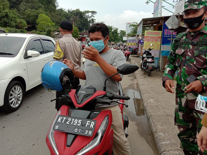 Kegiatan Razia masker bersama jajaran Kelurahan Karang Anyar pada hari Senin, 22 Februari 2021.