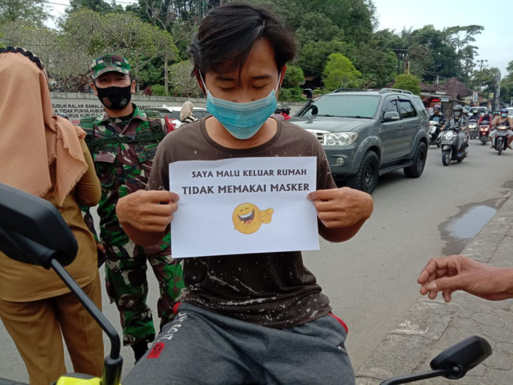 Kegiatan Razia masker bersama jajaran Kelurahan Karang Anyar pada hari Senin, 22 Februari 2021.