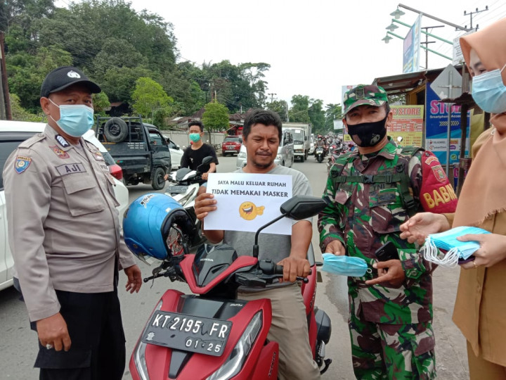 Kegiatan Razia masker bersama jajaran Kelurahan Karang Anyar pada hari Senin, 22 Februari 2021.