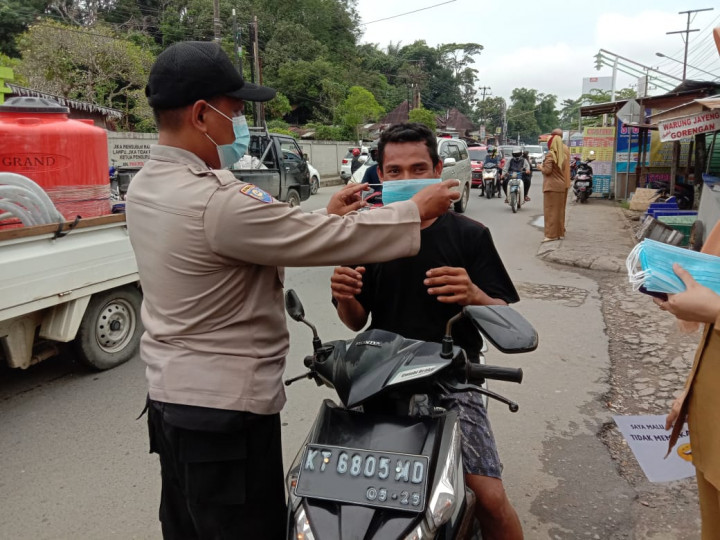 Kegiatan Razia masker bersama jajaran Kelurahan Karang Anyar pada hari Senin, 22 Februari 2021.