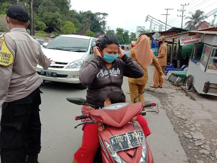 Kegiatan Razia masker bersama jajaran Kelurahan Karang Anyar pada hari Senin, 22 Februari 2021.