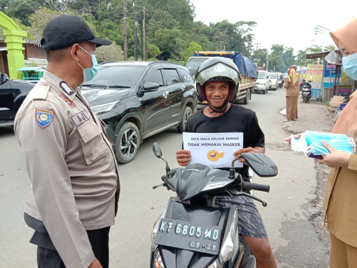 Kegiatan Razia masker bersama jajaran Kelurahan Karang Anyar pada hari Senin, 22 Februari 2021.