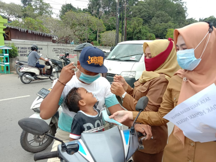 Kegiatan Razia masker bersama jajaran Kelurahan Karang Anyar pada hari Senin, 22 Februari 2021.