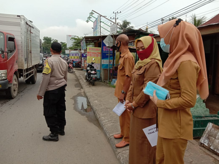 Kegiatan Razia masker bersama jajaran Kelurahan Karang Anyar pada hari Senin, 22 Februari 2021.