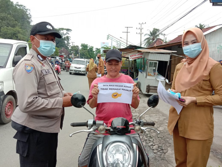 Kegiatan Razia masker bersama jajaran Kelurahan Karang Anyar pada hari Senin, 22 Februari 2021.