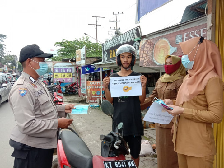 Kegiatan Razia masker bersama jajaran Kelurahan Karang Anyar pada hari Senin, 22 Februari 2021.