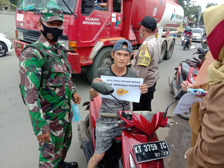 Kegiatan Razia masker bersama jajaran Kelurahan Karang Anyar pada hari Senin, 22 Februari 2021.