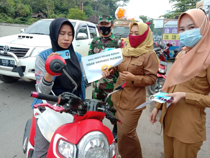 Kegiatan Razia masker bersama jajaran Kelurahan Karang Anyar pada hari Senin, 22 Februari 2021.