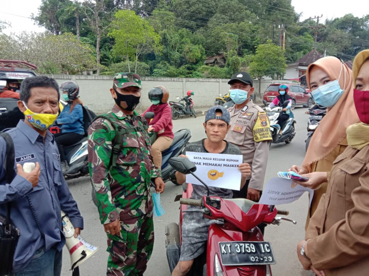Kegiatan Razia masker bersama jajaran Kelurahan Karang Anyar pada hari Senin, 22 Februari 2021.