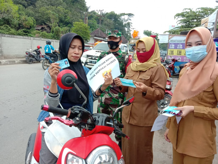 Kegiatan Razia masker bersama jajaran Kelurahan Karang Anyar pada hari Senin, 22 Februari 2021.