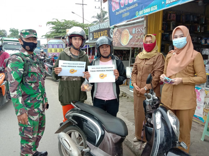 Kegiatan Razia masker bersama jajaran Kelurahan Karang Anyar pada hari Senin, 22 Februari 2021.